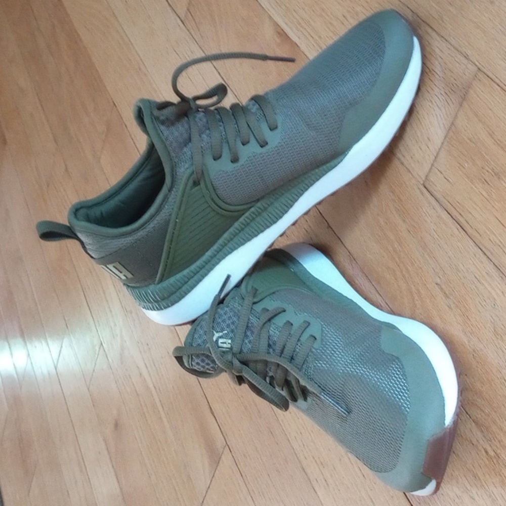 EUC PUMA Soft Foam Sneakers: Size 7.5